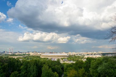 Güneşli bir günde Moskova Panoraması. Sparrow tepeleri 'nden görünüm