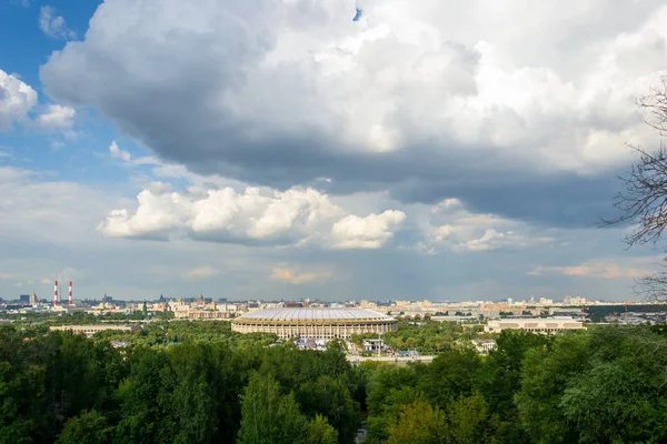 Güneşli bir günde Moskova Panoraması. Sparrow tepeleri 'nden görünüm