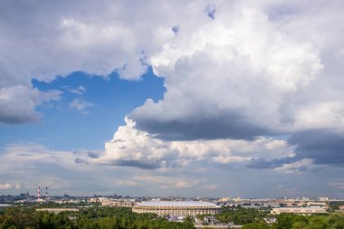 Güneşli bir günde Moskova Panoraması. Sparrow tepeleri 'nden görünüm