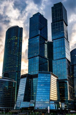 Akşam gökyüzüne karşı Moskova iş merkezi.