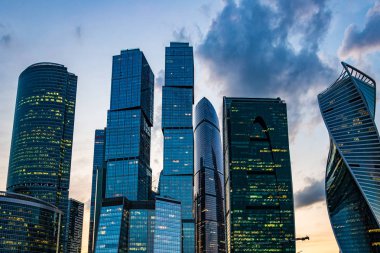 Akşam gökyüzüne karşı Moskova iş merkezi.