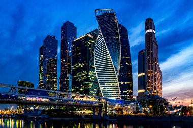 Akşam gökyüzüne karşı Moskova iş merkezi.