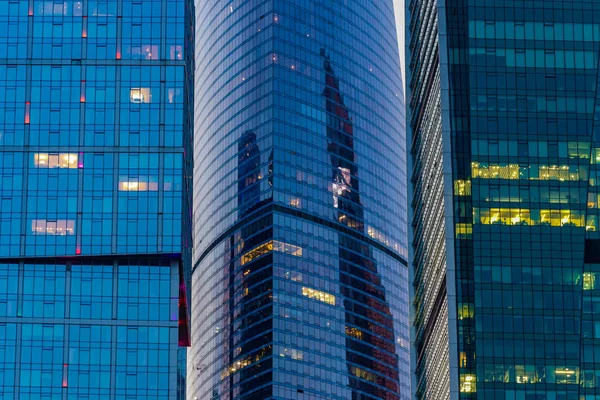 Centro de negócios de Moscou contra o céu da noite . — Fotografia de Stock