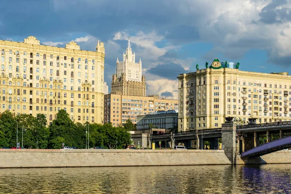 Архитектура города Москвы. Разнообразные и эклектичные здания — стоковое фото