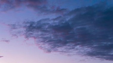 Akşam gökyüzünde bulutların hareketi. Timelapse