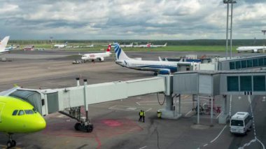 Havaalanında teleskopik merdiven. Timelapse