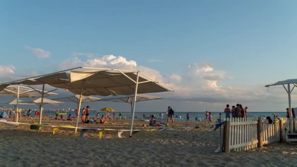 Mucha gente en la playa en un día soleado. Cronograma — Vídeos de Stock