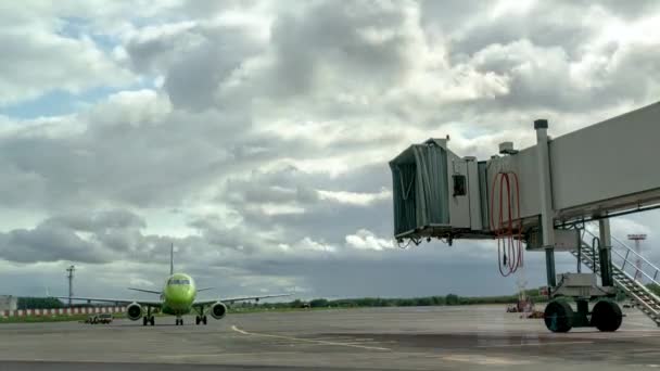 Escalera telescópica en el aeropuerto. Cronograma — Vídeos de Stock