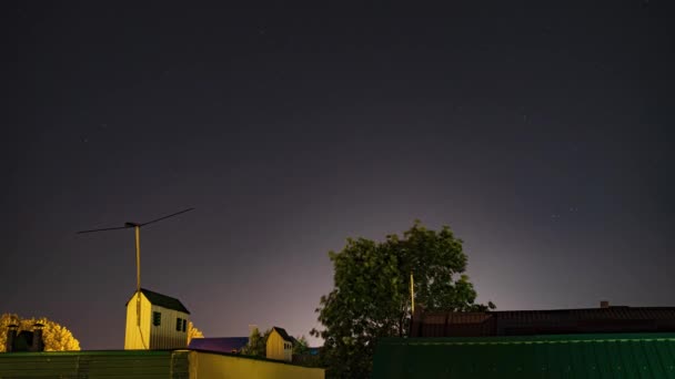 Toits de maisons sur le fond du ciel nocturne et le mouvement des étoiles . — Video