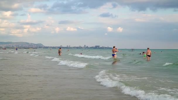 Menschen am Abend schwimmen im Meer. Zeitlupe — Stockvideo