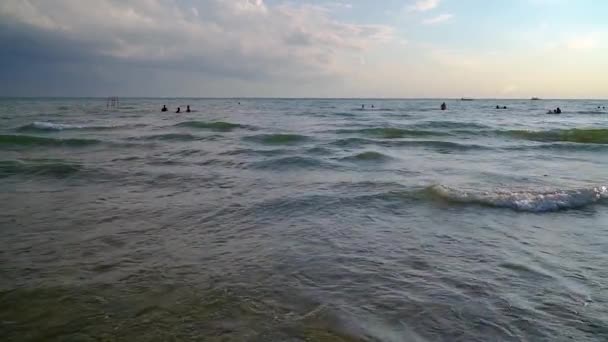 La gente por la noche nada en el mar. Movimiento lento — Vídeos de Stock