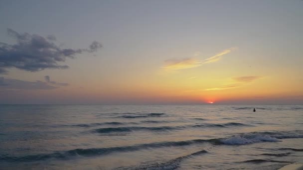 Menschen am Abend schwimmen im Meer. Zeitlupe — Stockvideo