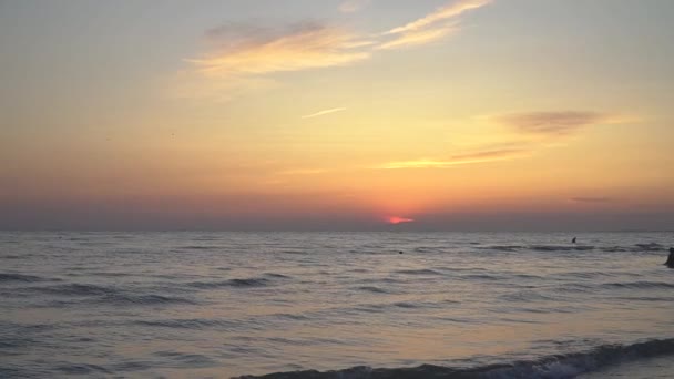 La gente por la noche nada en el mar. Movimiento lento — Vídeos de Stock