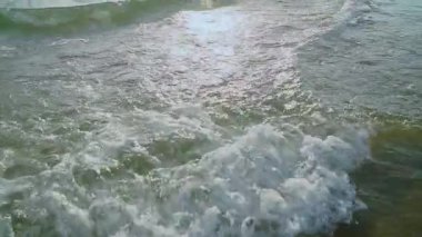 Deniz kıyısında küçük dalgalar. Yavaş çekim