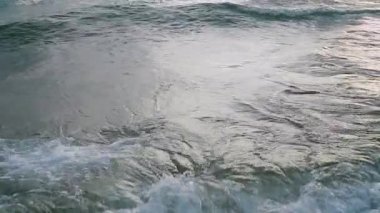 Deniz kıyısında küçük dalgalar. Yavaş çekim