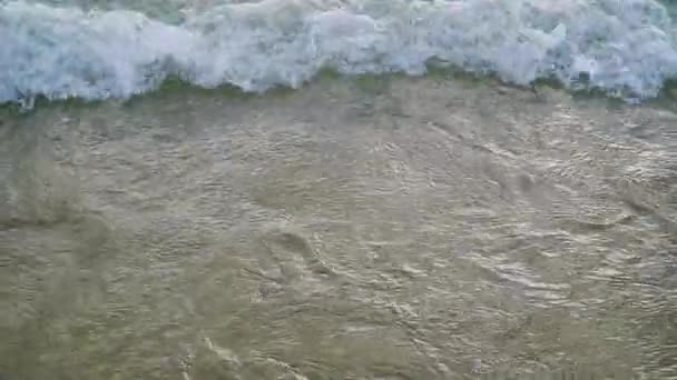 Pequenas ondas à beira-mar. Movimento lento — Vídeo de Stock