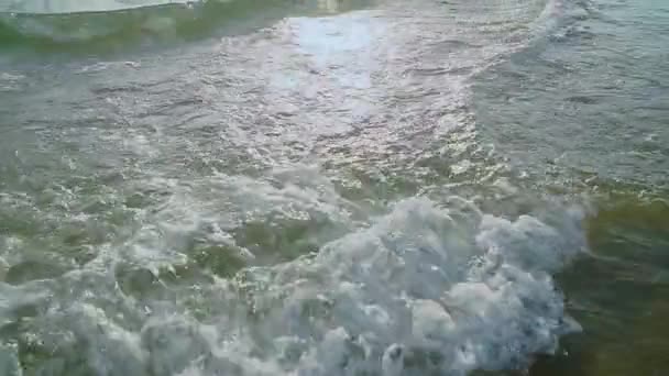 Pequenas ondas à beira-mar. Movimento lento — Vídeo de Stock