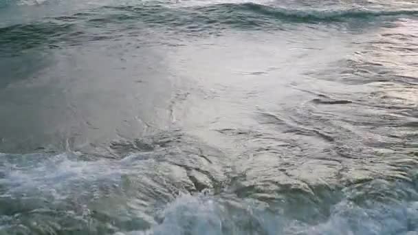 Μικρά κύματα στην παραλία. Αργή κίνηση — Αρχείο Βίντεο
