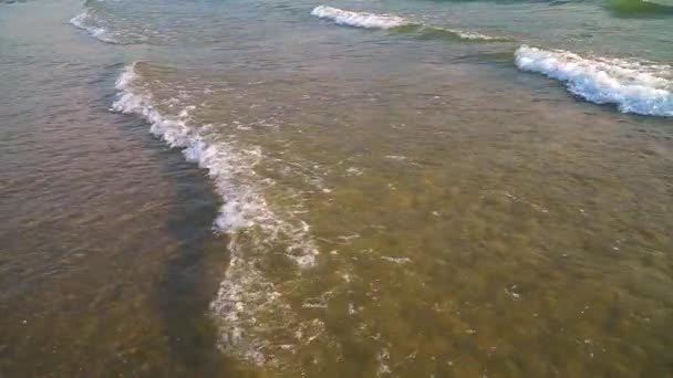 Невеликі хвилі на березі моря. Повільний рух — стокове відео