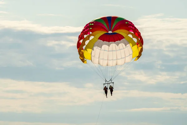 Parachute die over zee vliegt — Stockfoto