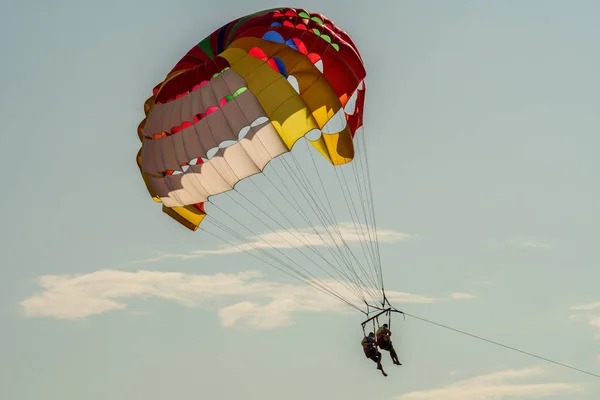 Fallschirm fliegt über dem Meer — Stockfoto