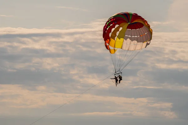 Fallschirm fliegt über dem Meer — Stockfoto