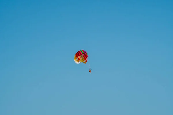 Fallschirm fliegt über dem Meer — Stockfoto