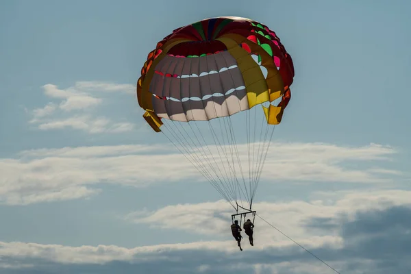 Paraquedas voando sobre o mar — Fotografia de Stock
