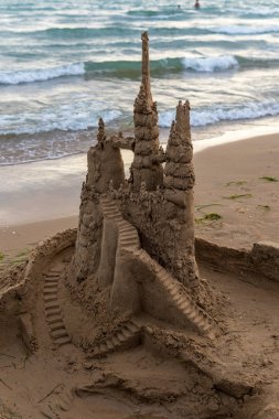 Sahilde kumdan kale, yaz güneşli gün