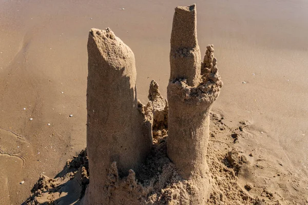 Castello di sabbia sulla spiaggia, giorno di sole estivo — Foto Stock