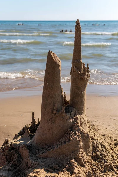 Castillo de arena en la playa, día soleado de verano —  Fotos de Stock