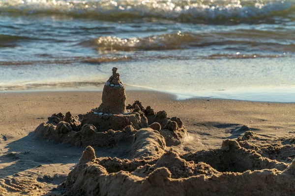 Zandkasteel op het strand, zonnige dag in de zomer — Stockfoto