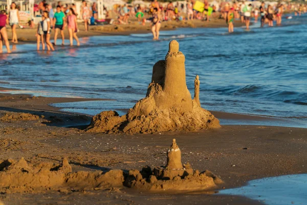Castelo de areia na praia, verão dia ensolarado — Fotografia de Stock