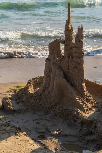 Castillo de arena en la playa, día soleado de verano —  Fotos de Stock