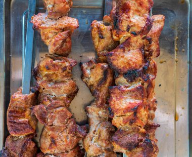 Şişte kavrulmuş et. Barbekü