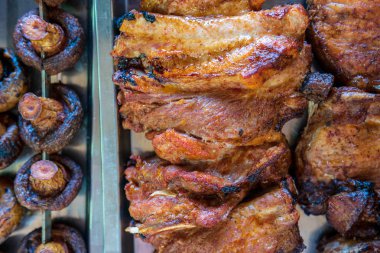 Şişte kavrulmuş et. Barbekü