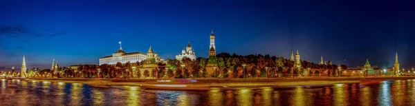 Russland. Moskau. Kreml-Panorama in einer Sommernacht — Stockfoto