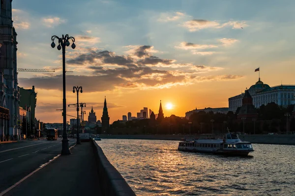 Russland. Moskau. Blick vom Fluss auf den Kreml an einem Sommerabend — Stockfoto