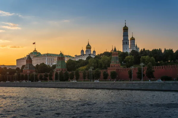 Россия. В Москве. Вид на Кремль с реки в летний вечер — стоковое фото