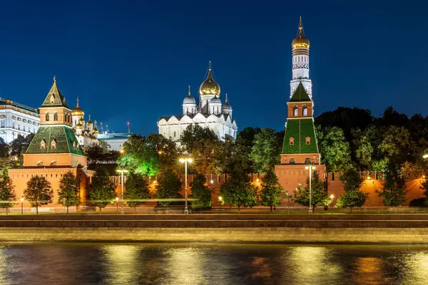 Rusia. Moscú. Vista del Kremlin desde el río en una noche de verano — Foto de Stock