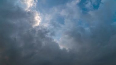 Kümülüs ve cirrus bulutları gökyüzünde hızla hareket
