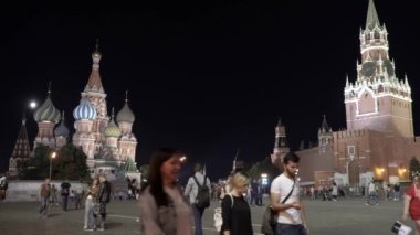 Rusya, Moskova, Kızıl Meydan, 12 Eylül 2019. Turistler akşam Kızıl Meydan'da yürüyor