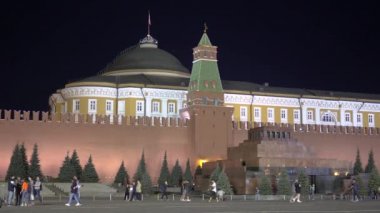 Rusya, Moskova, Kızıl Meydan, 12 Eylül 2019. Turistler akşam Kızıl Meydan'da yürüyor