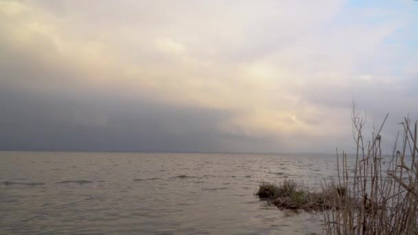 Bulutlu Havalarda Akşam Büyük Bir Gölün Kıyısı — Stok video