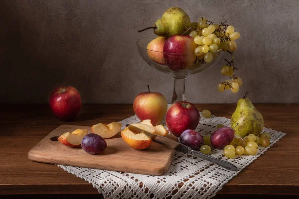 Натюрморт с фруктами. Яблоки Груши и сливы — стоковое фото