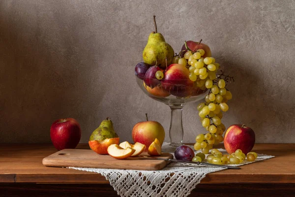 还有水果的平静生活。 苹果、葡萄和李子 — 图库照片