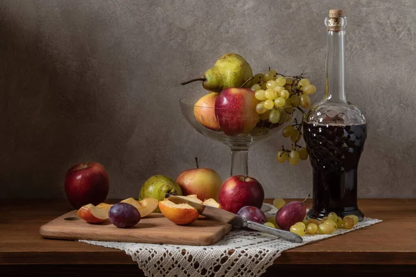 Натюрморт с фруктами. Яблоки Груши и сливы — стоковое фото