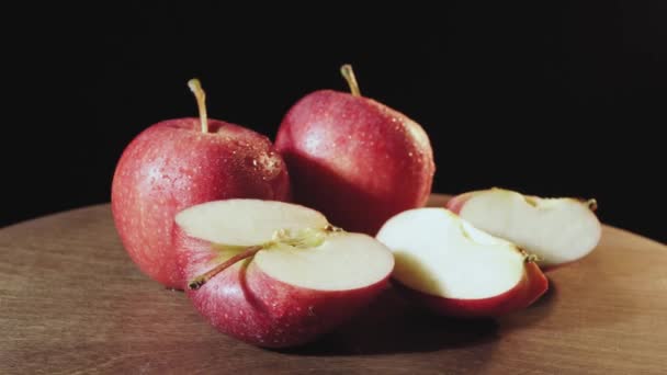 Manzanas Rojas Enteras Cortadas Con Gotas Agua — Vídeo de stock