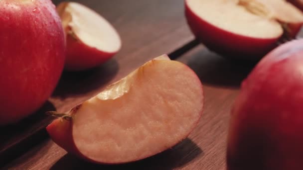 Maçãs Vermelhas Inteiras Cortadas Com Gotas Água Close — Vídeo de Stock