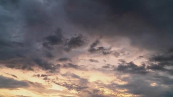 Nubes Dramáticas Moviéndose Rápido Durante Amanecer — Vídeos de Stock